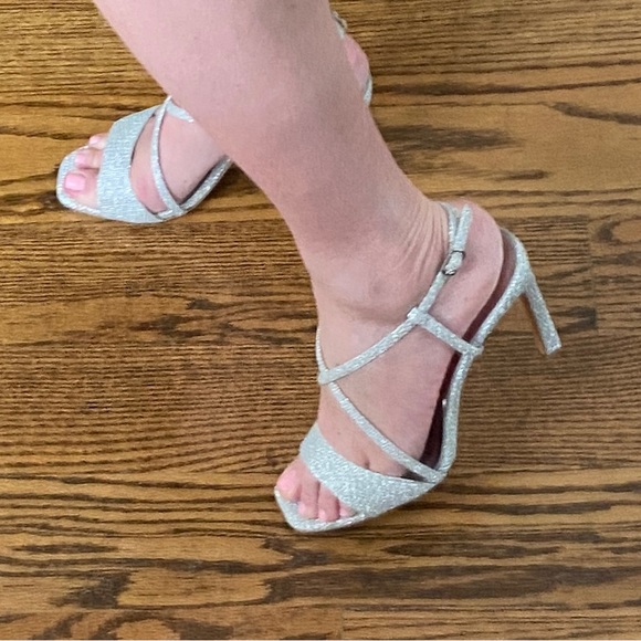 Badgley Mischka Gorgeous Women’s Silver Fabric Cross Strap Ebiza Pumps Size 9 - Picture 11 of 11